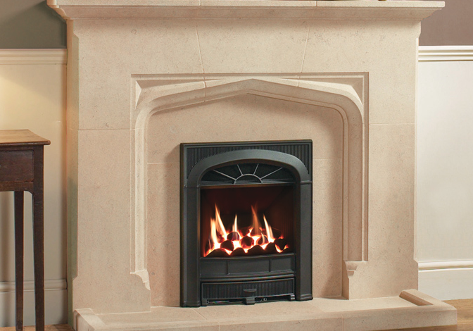 Gazco Logic™ HE Conventional flue fire, coal fuel bed and Richmond complete front.